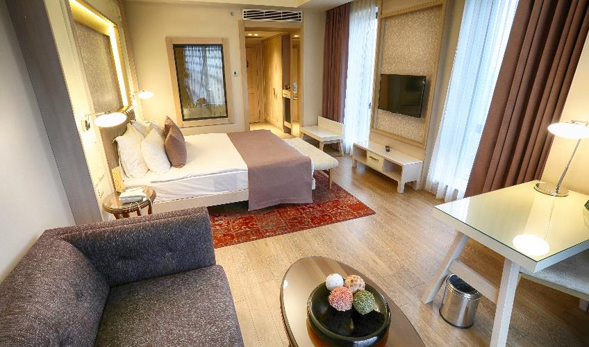 En fazla 2 yetişkin + 1 çocuk + 1 bebek (0-2 yaş) veya 1 yetişkin + 1 çocuk + 1 bebek (0-2 yaş).