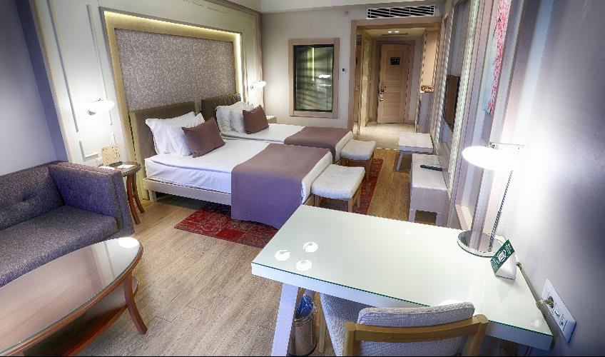 En fazla 2 yetişkin + 1 çocuk + 1 bebek (0-2 yaş) veya 1 yetişkin + 1 çocuk + 1 bebek (0-2 yaş).