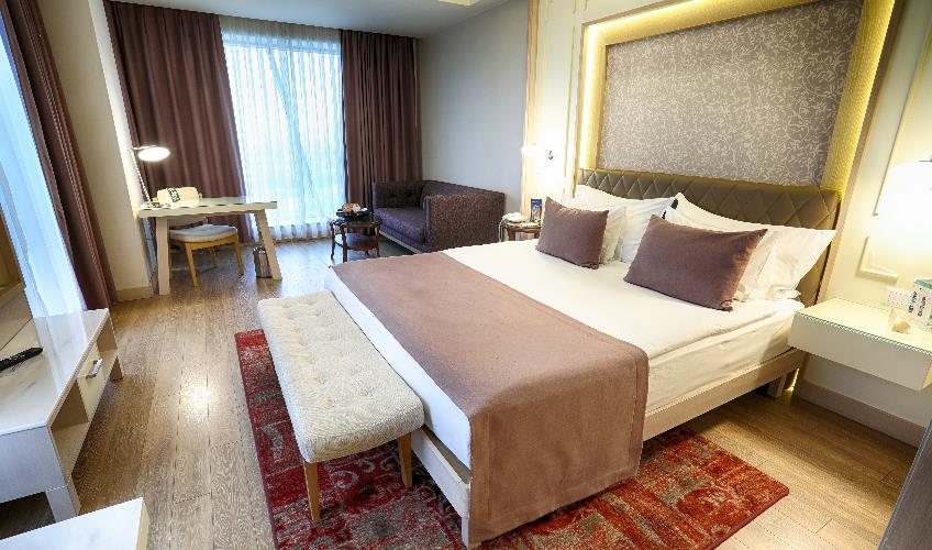 En fazla 2 yetişkin + 1 çocuk + 1 bebek (0-2 yaş) veya 1 yetişkin + 1 çocuk + 1 bebek (0-2 yaş).