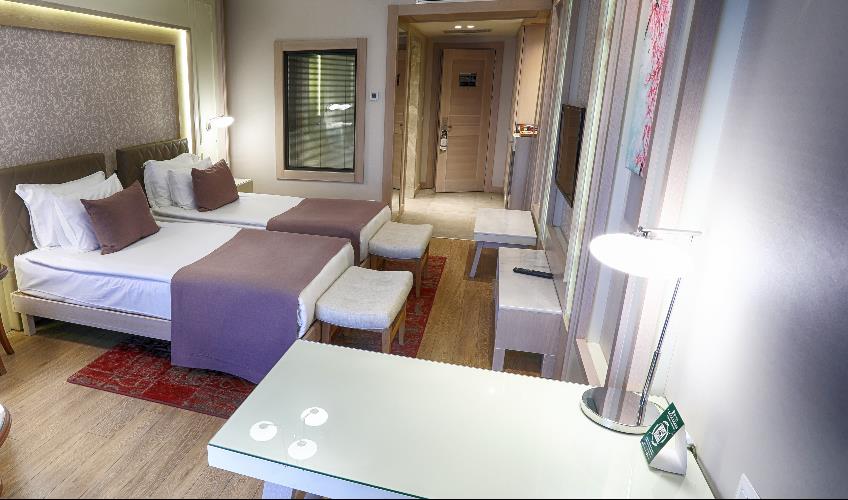 En fazla 2 yetişkin + 1 çocuk + 1 bebek (0-2 yaş) veya 1 yetişkin + 1 çocuk + 1 bebek (0-2 yaş).