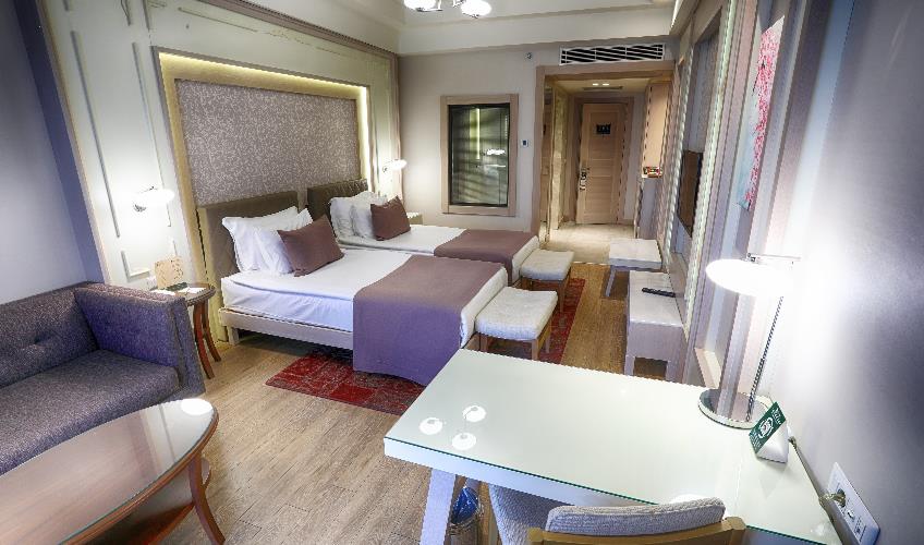 En fazla 2 yetişkin + 1 çocuk + 1 bebek (0-2 yaş) veya 1 yetişkin + 1 çocuk + 1 bebek (0-2 yaş).