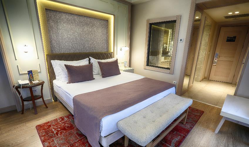 En fazla 2 yetişkin + 1 çocuk + 1 bebek (0-2 yaş) veya 1 yetişkin + 1 çocuk + 1 bebek (0-2 yaş).