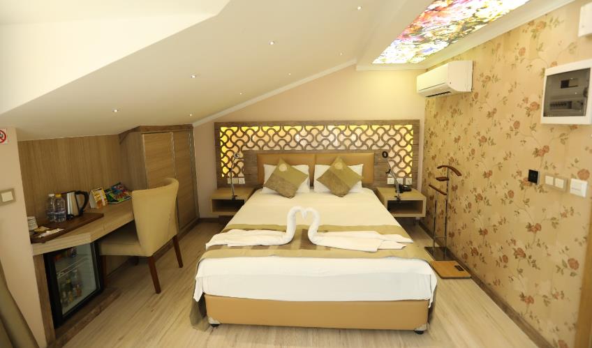 En fazla 2 yetişkin + 1 bebek (0-2 yaş).