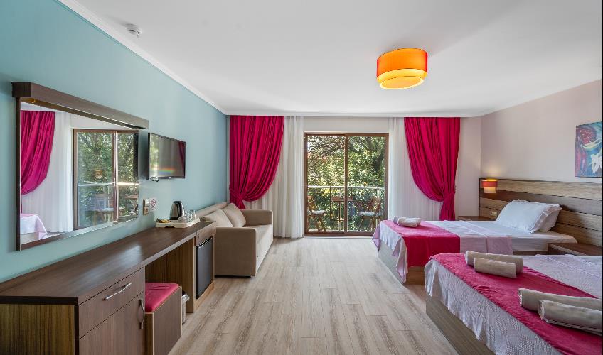 En fazla 3 yetişkin.