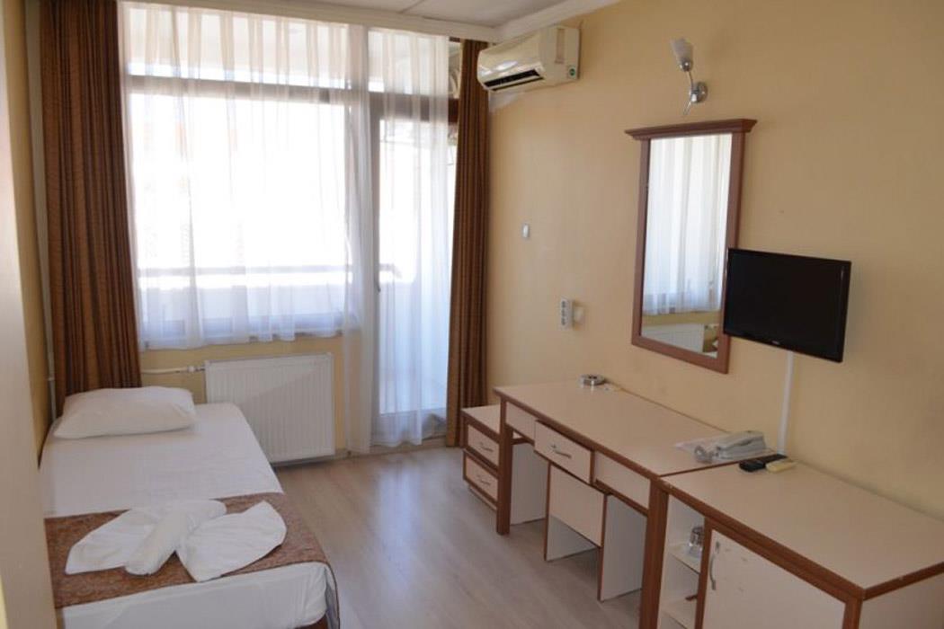 En fazla 1 yetişkin + 1 bebek (0-2 yaş).