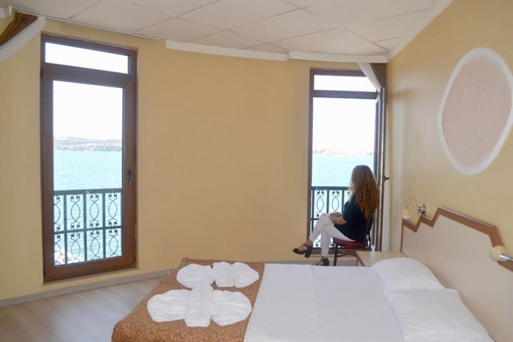 En fazla 4 yetişkin + 1 bebek (0-2 yaş).