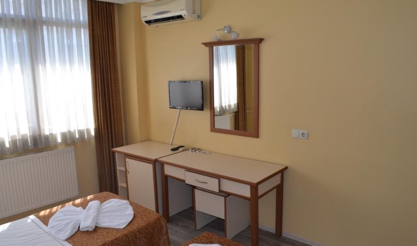 En fazla 2 yetişkin + 1 çocuk + 1 bebek (0-2 yaş) veya 1 yetişkin + 1 çocuk + 1 bebek (0-2 yaş).