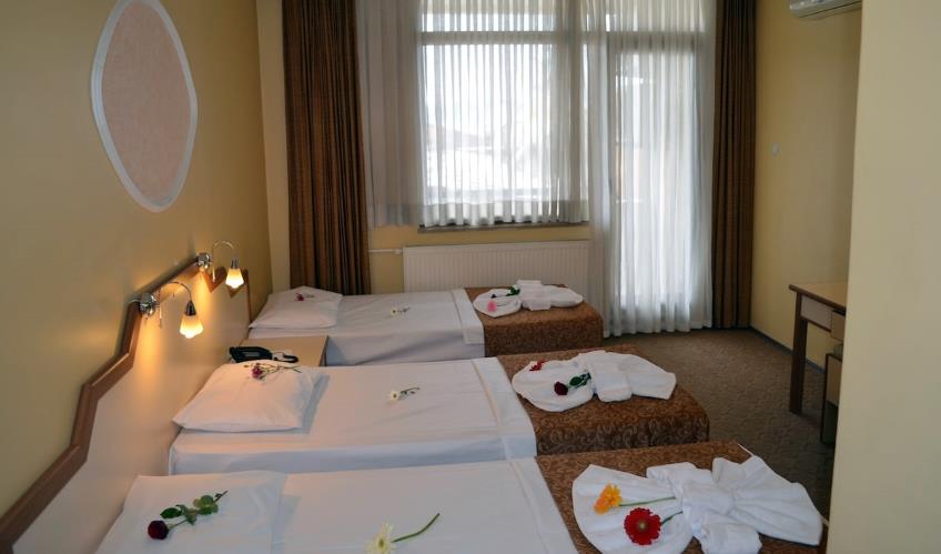 En fazla 3 yetişkin + 1 bebek (0-2 yaş).