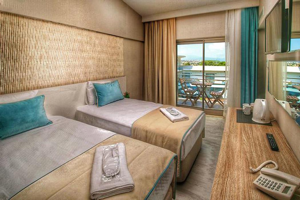 En fazla 3 yetişkin.