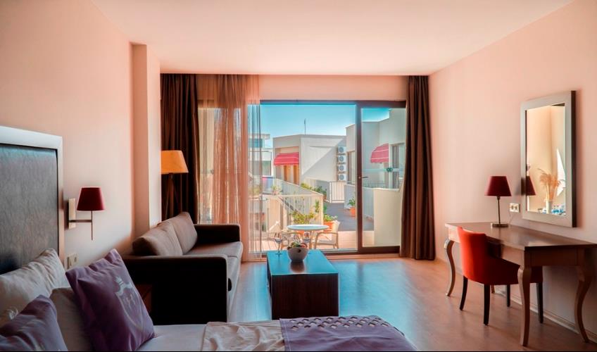 En fazla 2 yetişkin + 1 bebek (0-2 yaş).