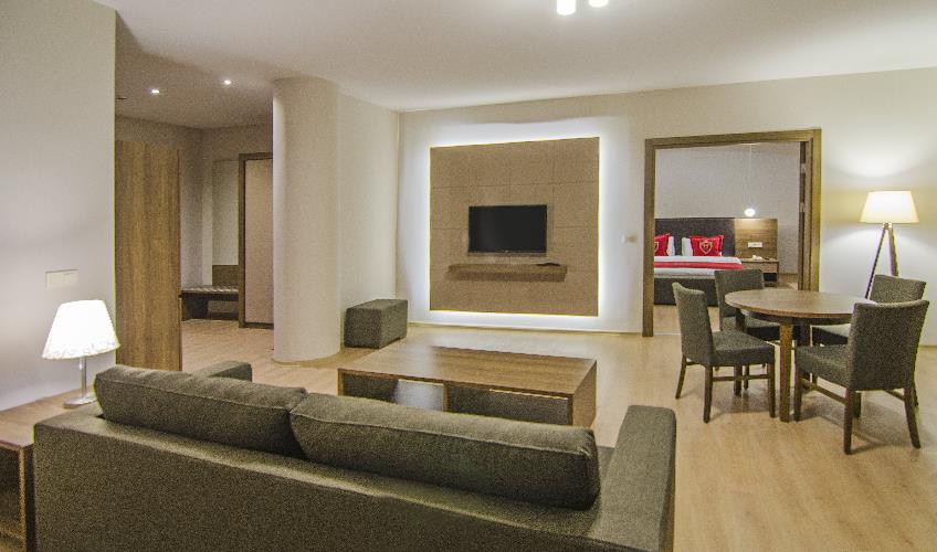 En fazla 2 yetişkin + 1 bebek (0-2 yaş).