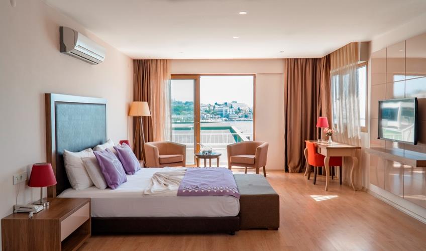 En fazla 2 yetişkin + 1 bebek (0-2 yaş).