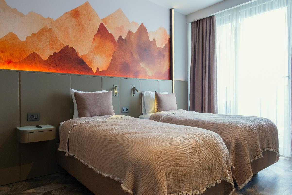 En fazla 3 yetişkin veya 2 yetişkin + 1 çocuk.