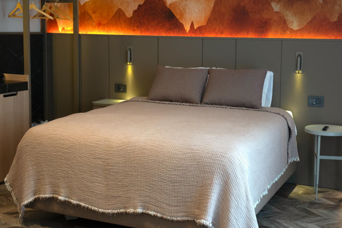 En fazla 3 yetişkin veya 2 yetişkin + 1 çocuk.