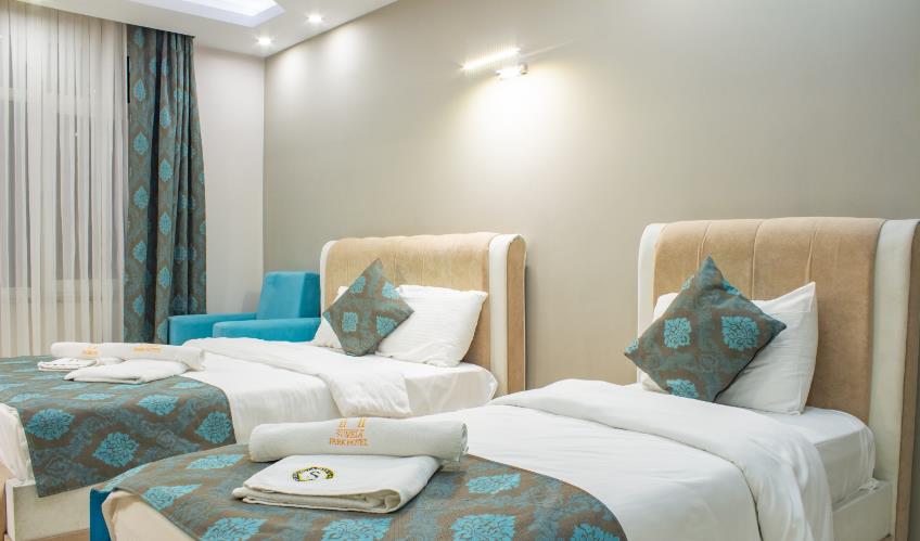 En fazla 3 yetişkin veya 2 yetişkin + 1 çocuk.