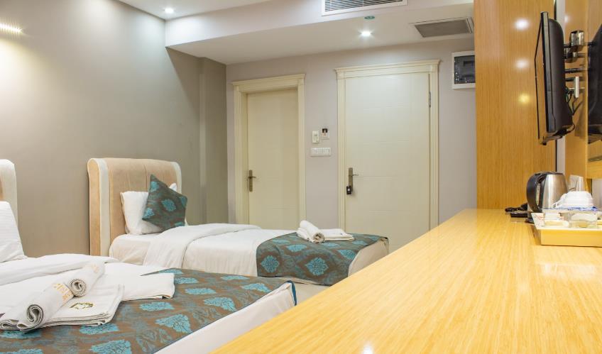 En fazla 3 yetişkin + 1 bebek (0-2 yaş) veya 2 yetişkin + 1 çocuk + 1 bebek (0-2 yaş).