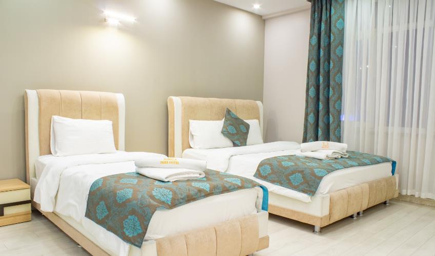 En fazla 4 yetişkin + 1 bebek (0-2 yaş) veya 3 yetişkin + 1 çocuk + 1 bebek (0-2 yaş).