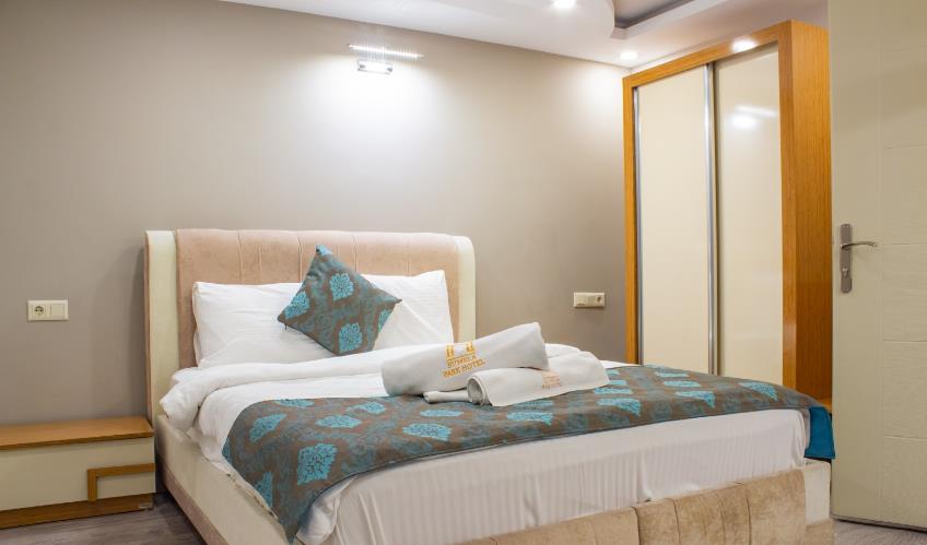 En fazla 4 yetişkin + 1 bebek (0-2 yaş) veya 3 yetişkin + 1 çocuk + 1 bebek (0-2 yaş).