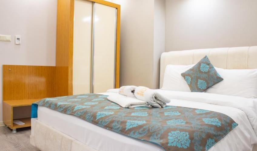 En fazla 3 yetişkin veya 2 yetişkin + 1 çocuk.