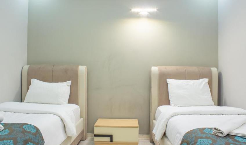 En fazla 3 yetişkin veya 2 yetişkin + 1 çocuk.