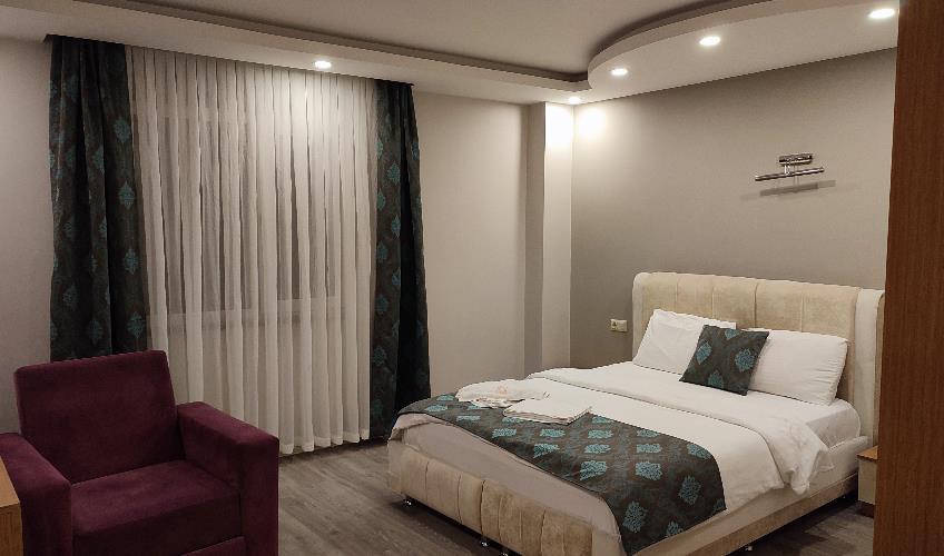 En fazla 2 yetişkin + 1 çocuk + 1 bebek (0-2 yaş) veya 1 yetişkin + 2 çocuk + 1 bebek (0-2 yaş).