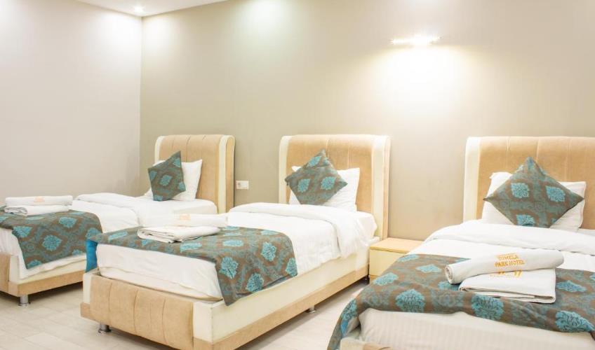 En fazla 3 yetişkin + 1 bebek (0-2 yaş).