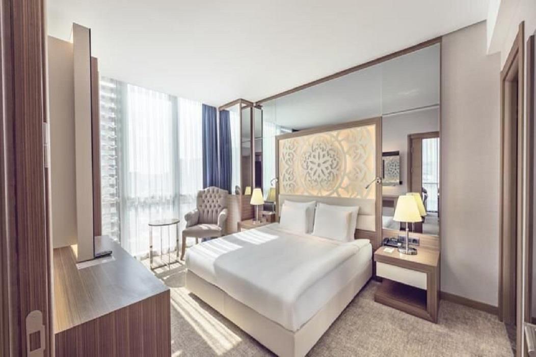 En fazla 3 yetişkin veya 2 yetişkin + 1 çocuk.