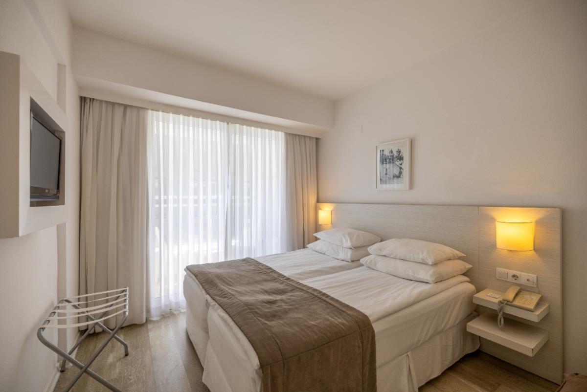 En fazla 2 yetişkin.