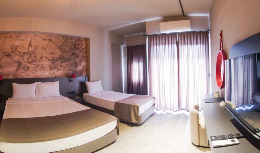 En fazla 3 yetişkin.