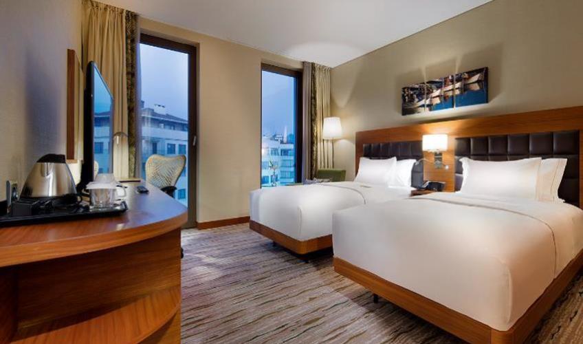 En fazla 2 yetişkin veya 1 yetişkin + 1 çocuk.