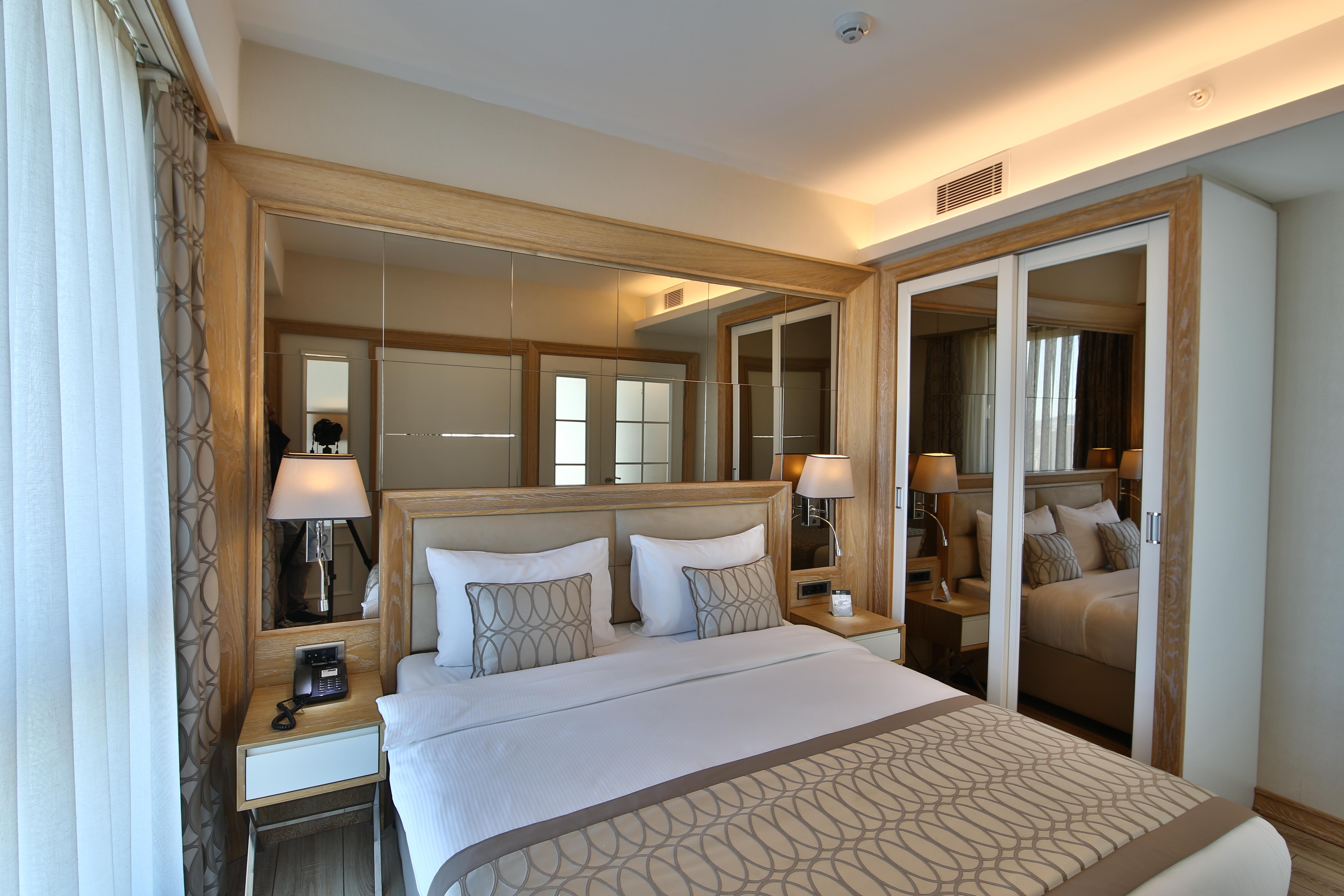 En fazla 3 yetişkin + 1 bebek (0-2 yaş).