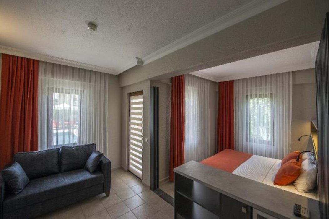 En fazla 3 yetişkin.