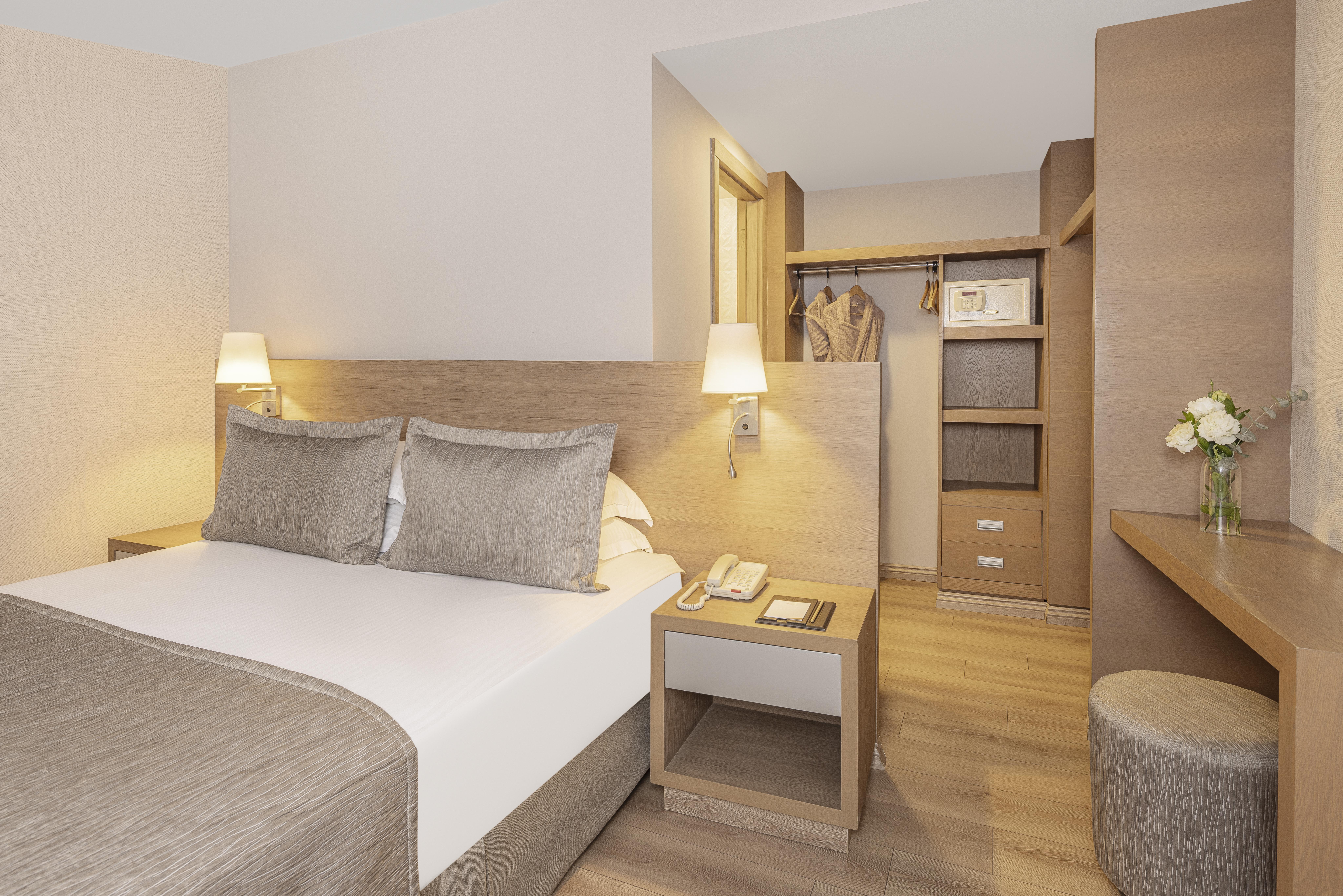 En az 2 yetişkin, En fazla 4 yetişkin veya 3 yetişkin + 1 çocuk.