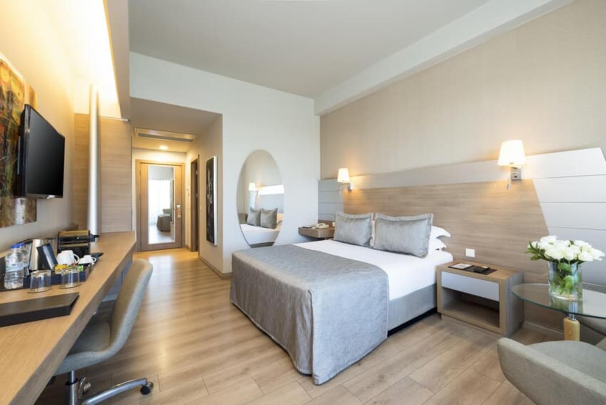 En fazla 2 yetişkin + 1 çocuk + 1 bebek (0-2 yaş) veya 1 yetişkin + 1 çocuk + 1 bebek (0-2 yaş).