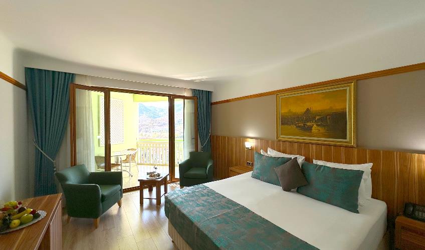 En fazla 3 yetişkin veya 2 yetişkin + 1 çocuk.