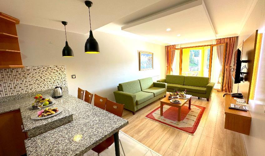 En fazla 4 yetişkin veya 3 yetişkin + 1 çocuk.