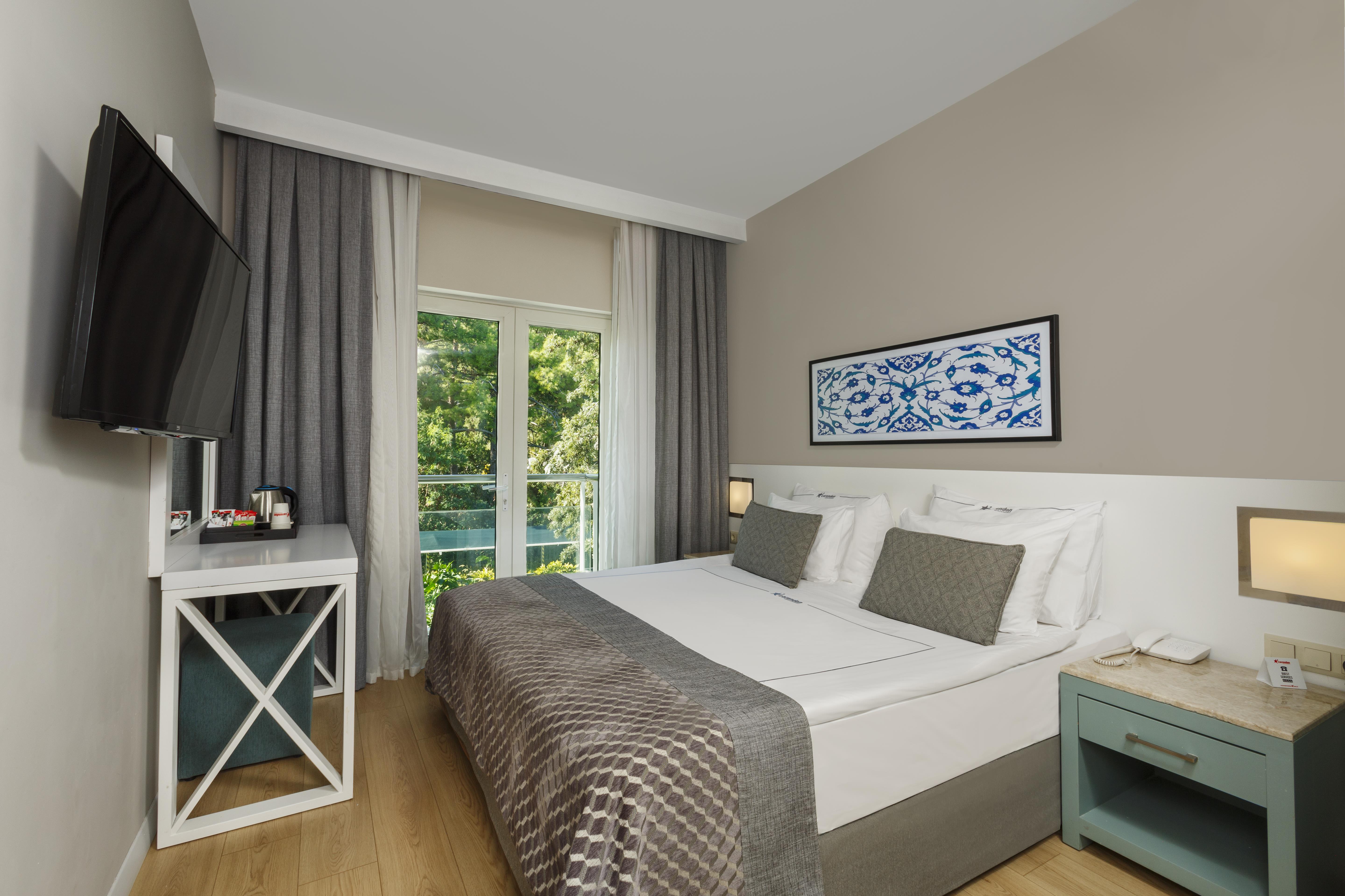 En az 2 yetişkin, En fazla 4 yetişkin veya 3 yetişkin + 1 çocuk.