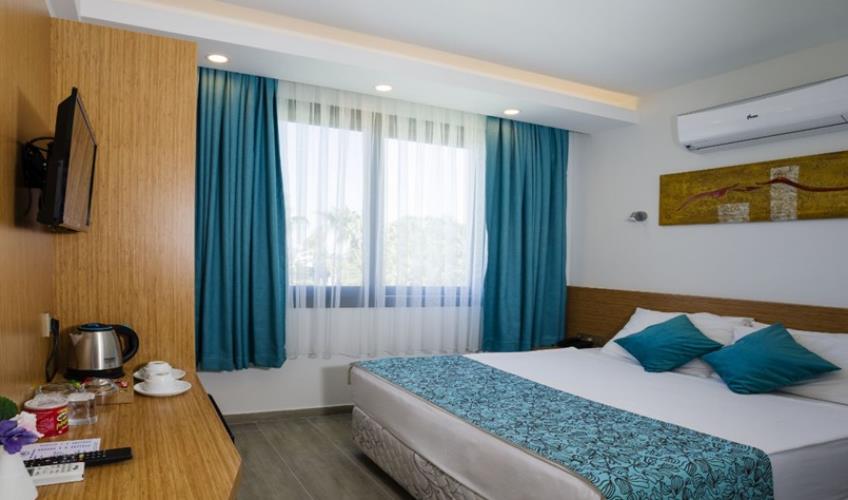 En fazla 2 yetişkin + 1 bebek (0-2 yaş).