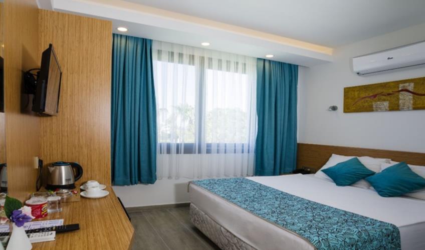 En fazla 2 yetişkin + 1 bebek (0-2 yaş).