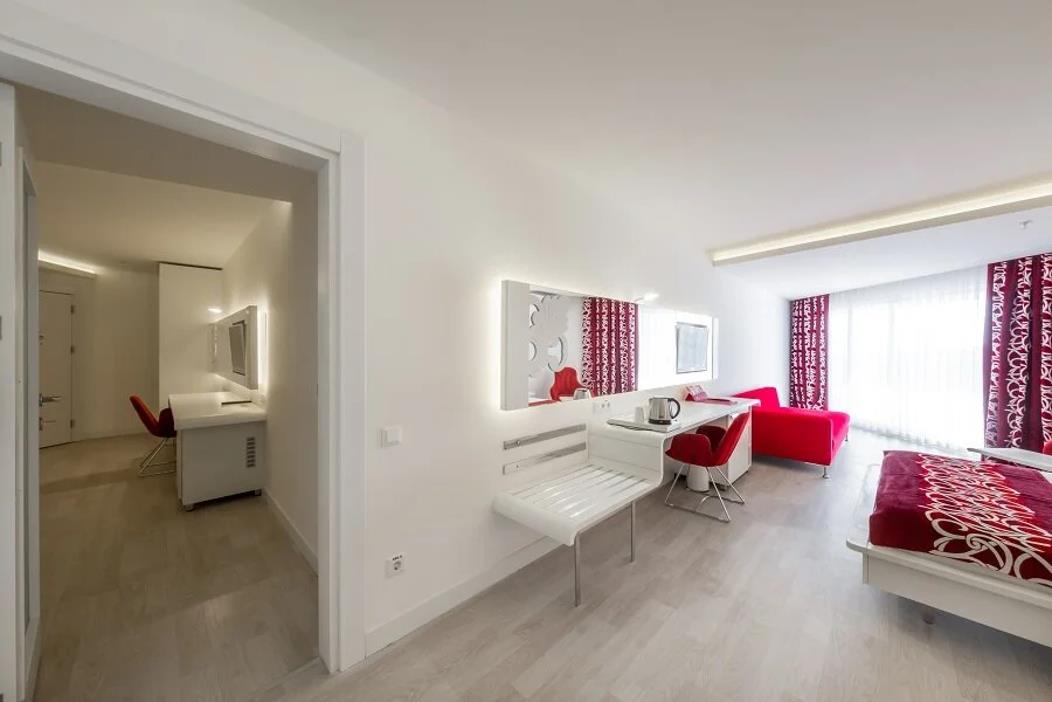 En az 3 yetişkin, En fazla 4 yetişkin veya 3 yetişkin + 1 çocuk.