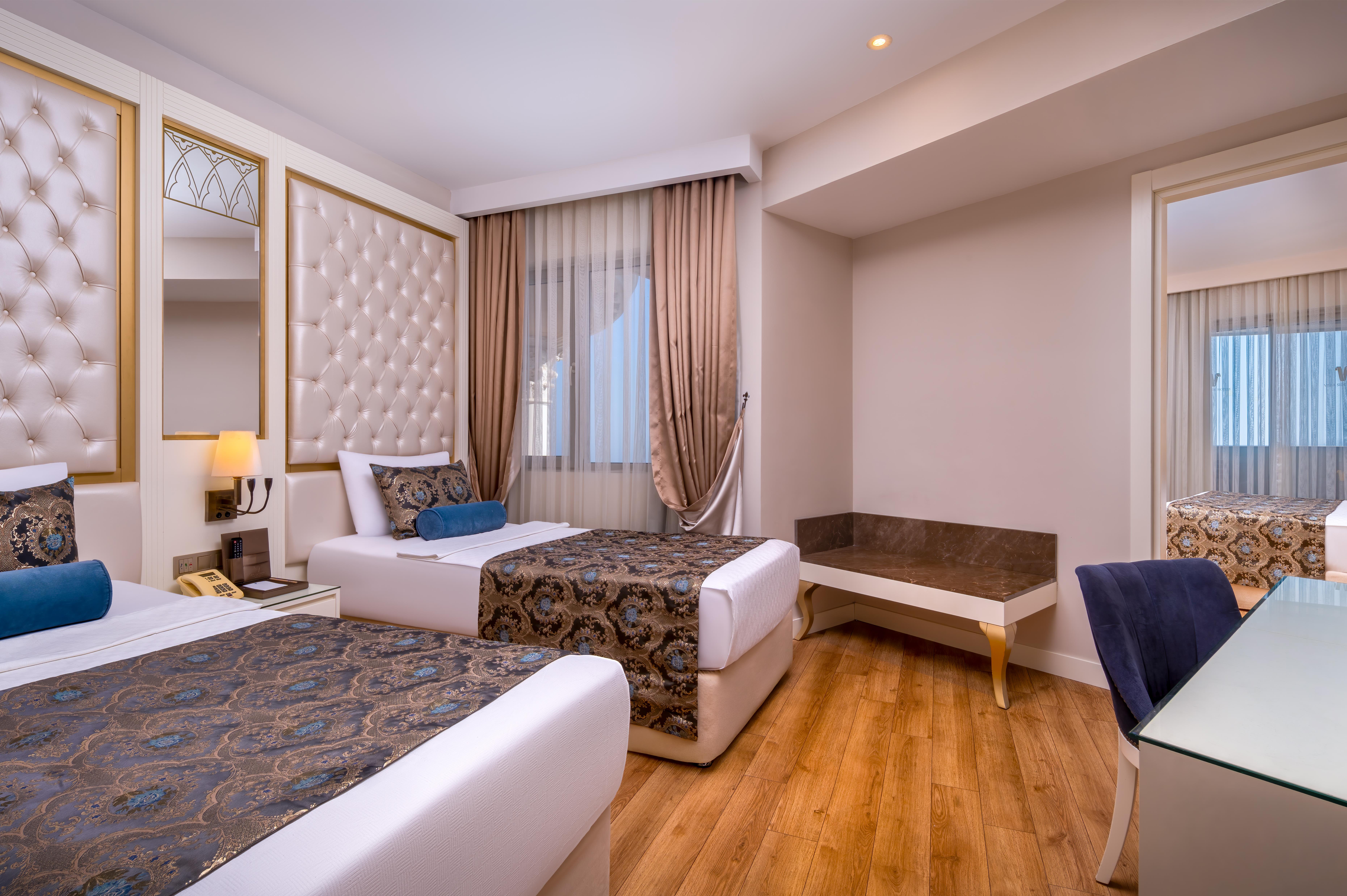 En az 3 yetişkin, En fazla 4 yetişkin veya 3 yetişkin + 1 çocuk.