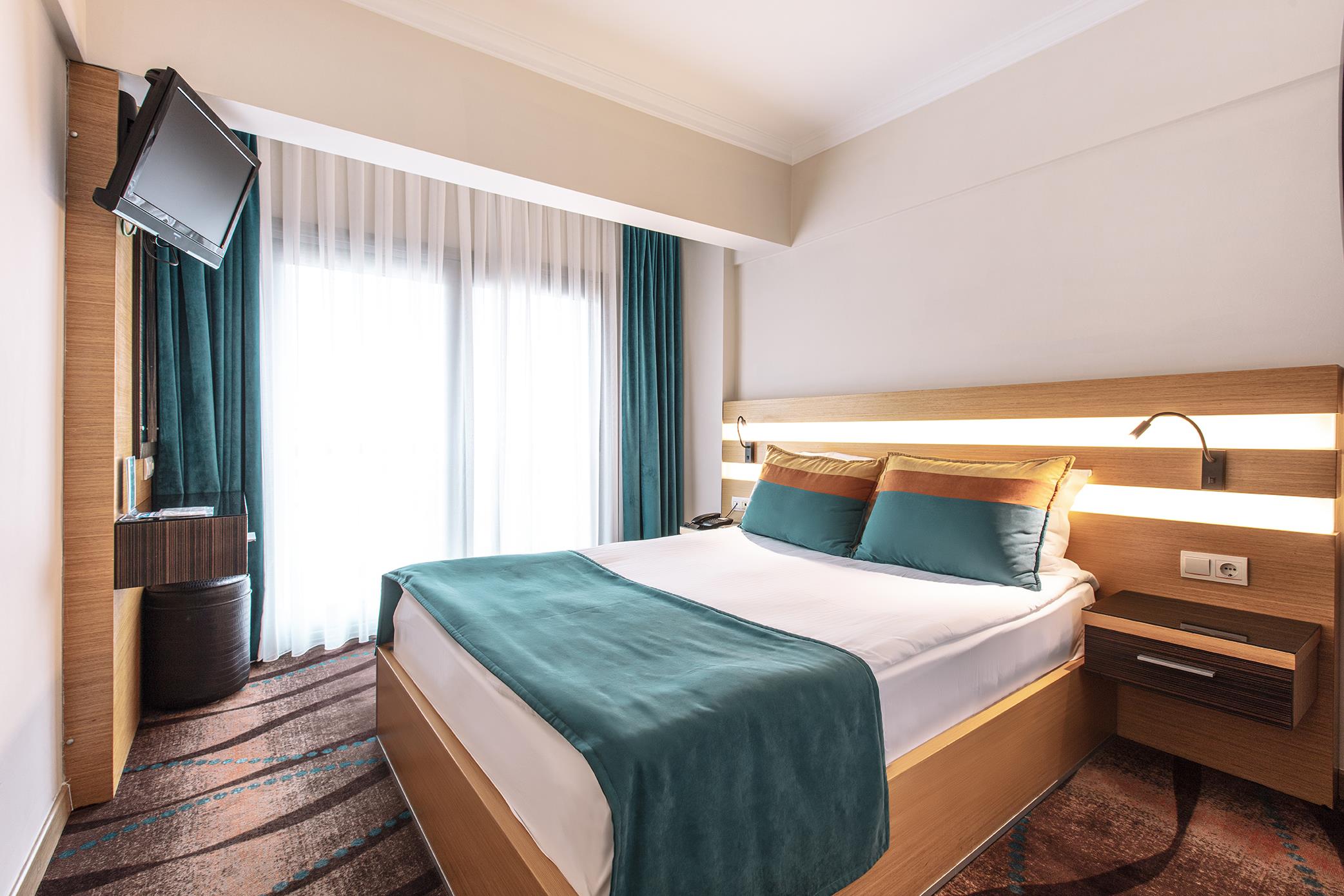 En fazla 2 yetişkin + 1 bebek (0-2 yaş).