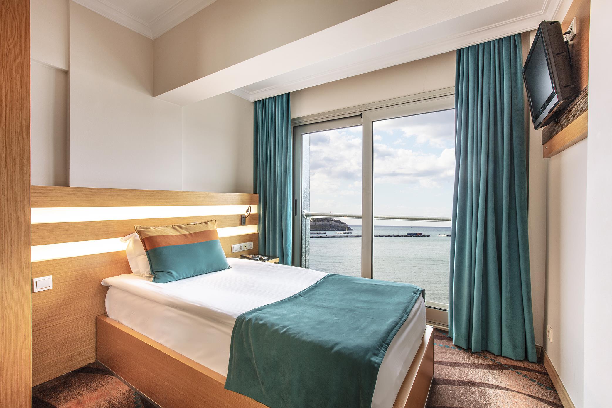 En fazla 1 yetişkin.