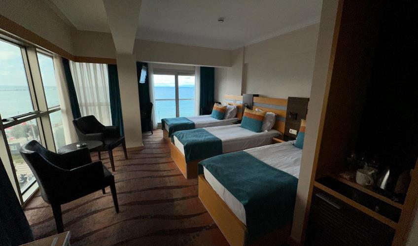 En fazla 3 yetişkin.