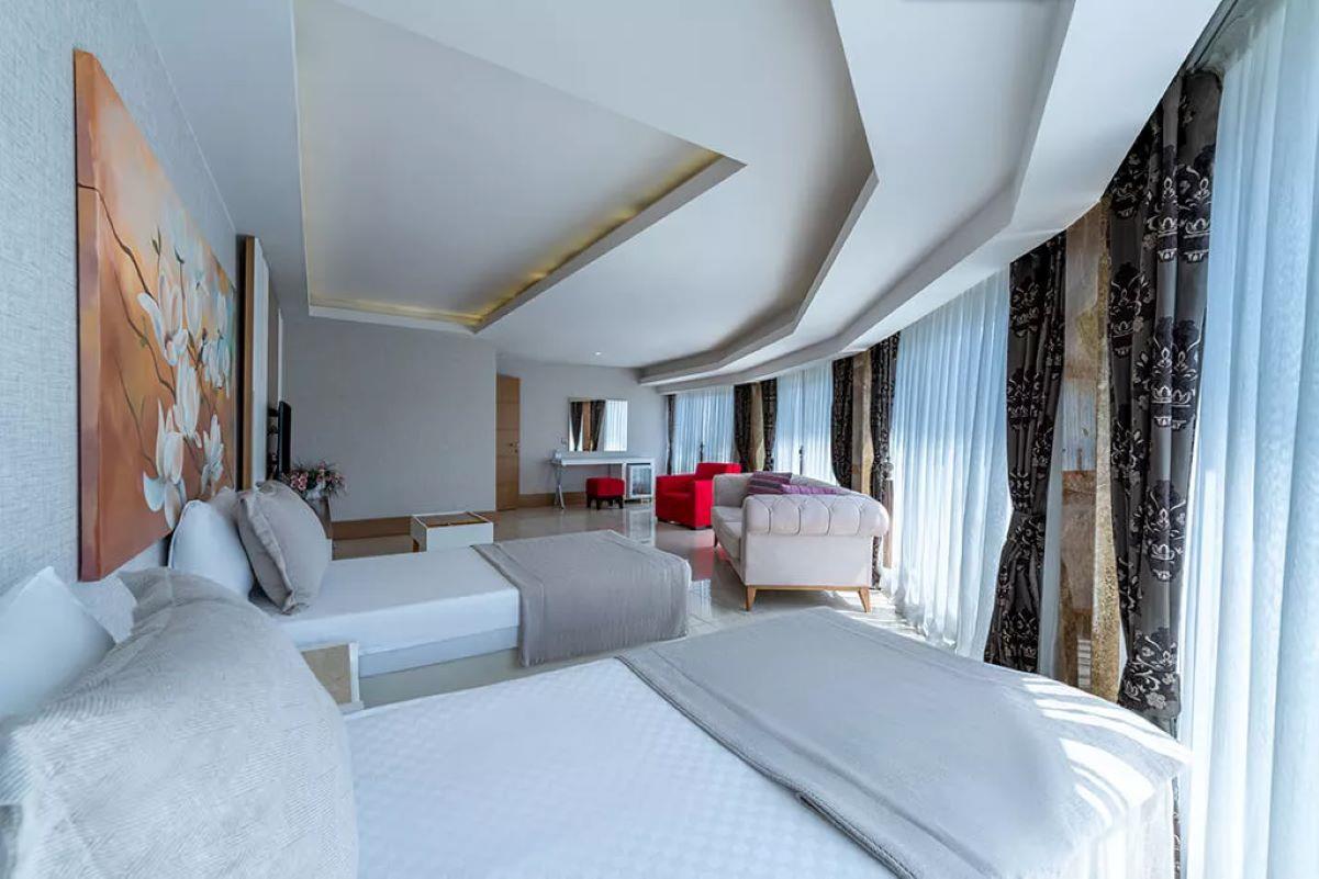 En az 2 yetişkin, En fazla 4 yetişkin veya 3 yetişkin + 1 çocuk.