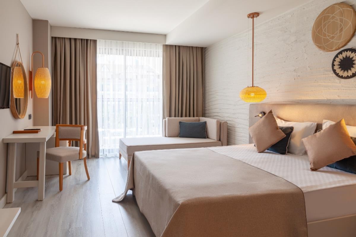 En fazla 3 yetişkin + 1 bebek (0-2 yaş) veya 2 yetişkin + 1 çocuk + 1 bebek (0-2 yaş).