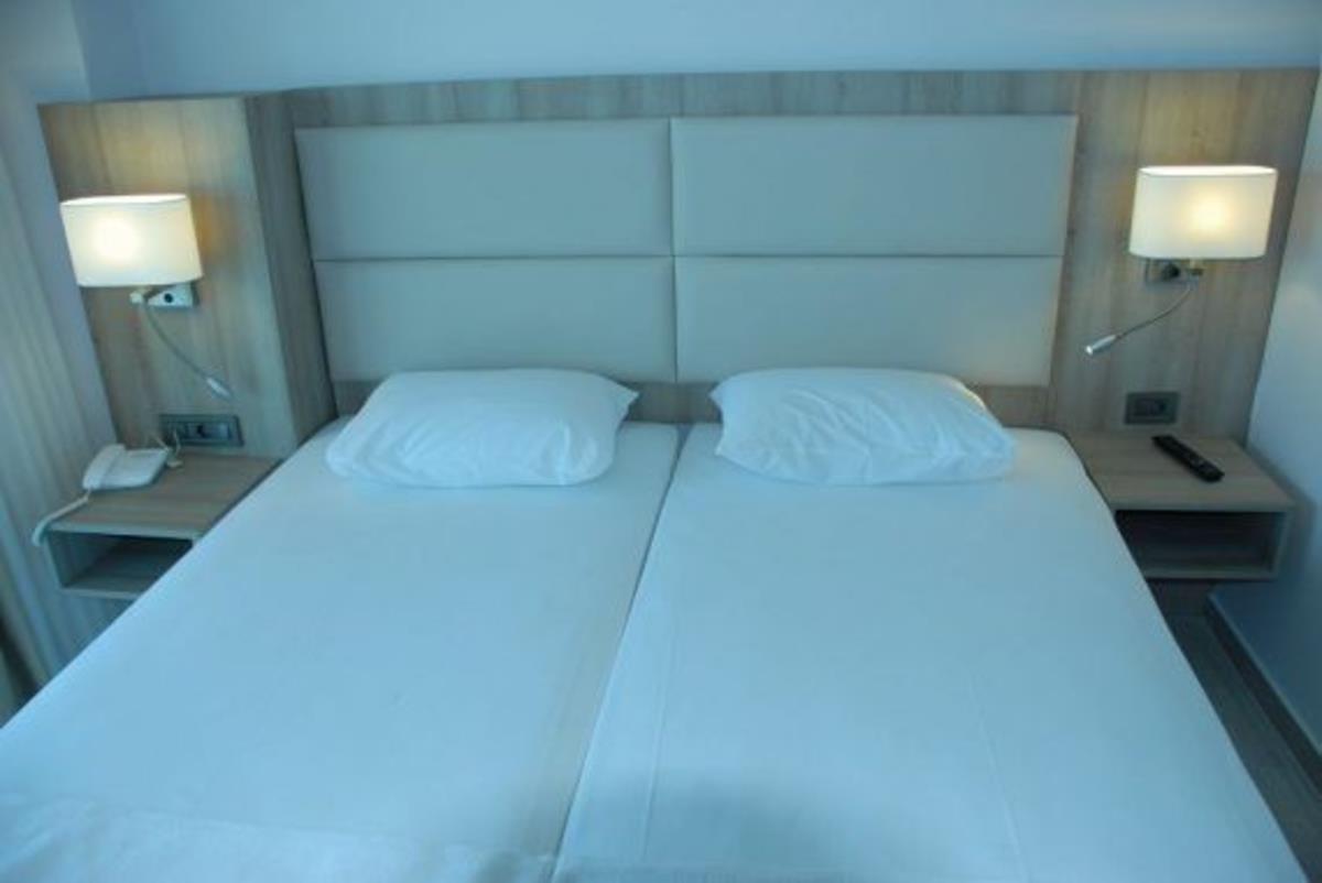 En fazla 2 yetişkin.