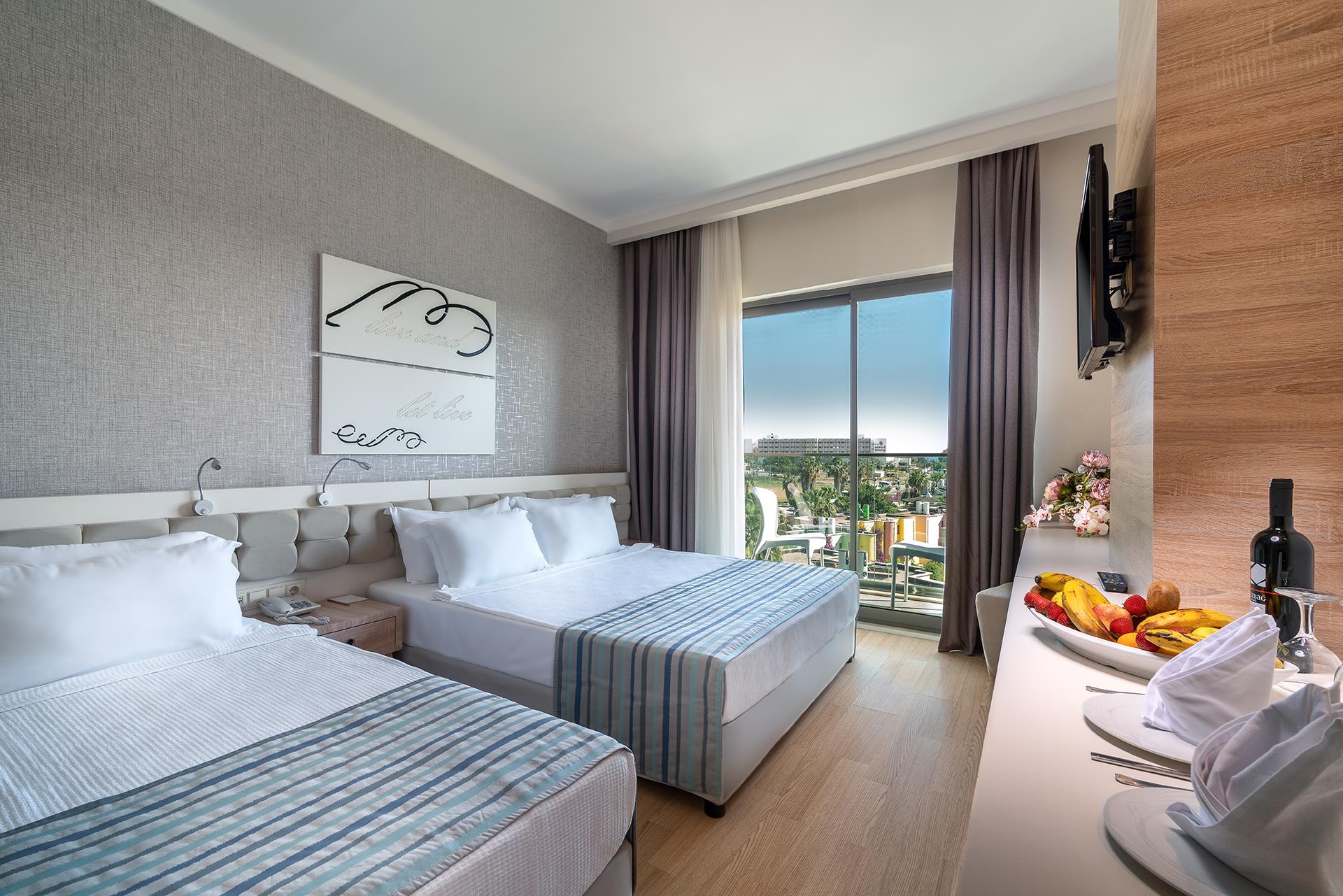 En fazla 3 yetişkin veya 2 yetişkin + 1 çocuk.