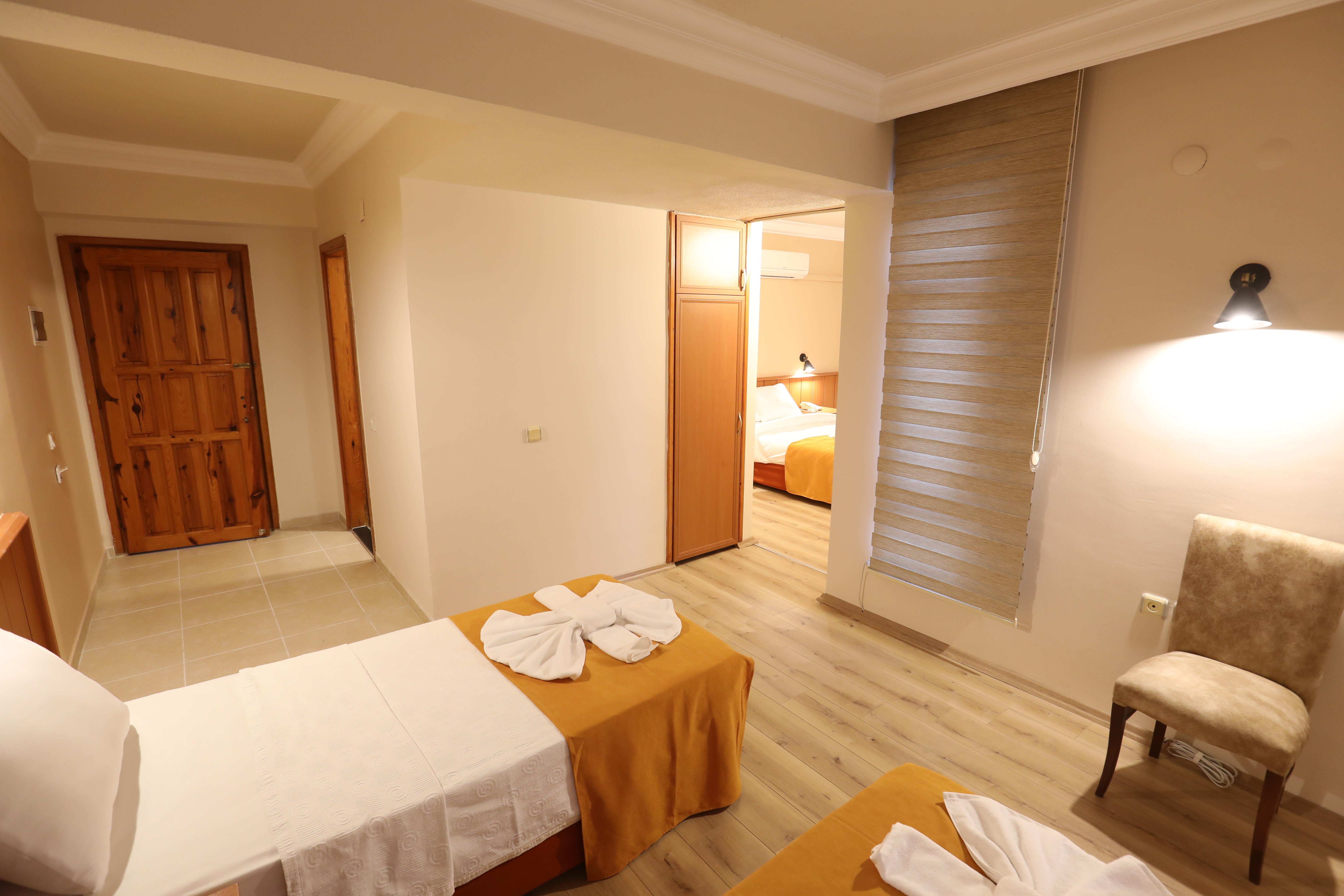 En az 4 yetişkin, En fazla 4 yetişkin.