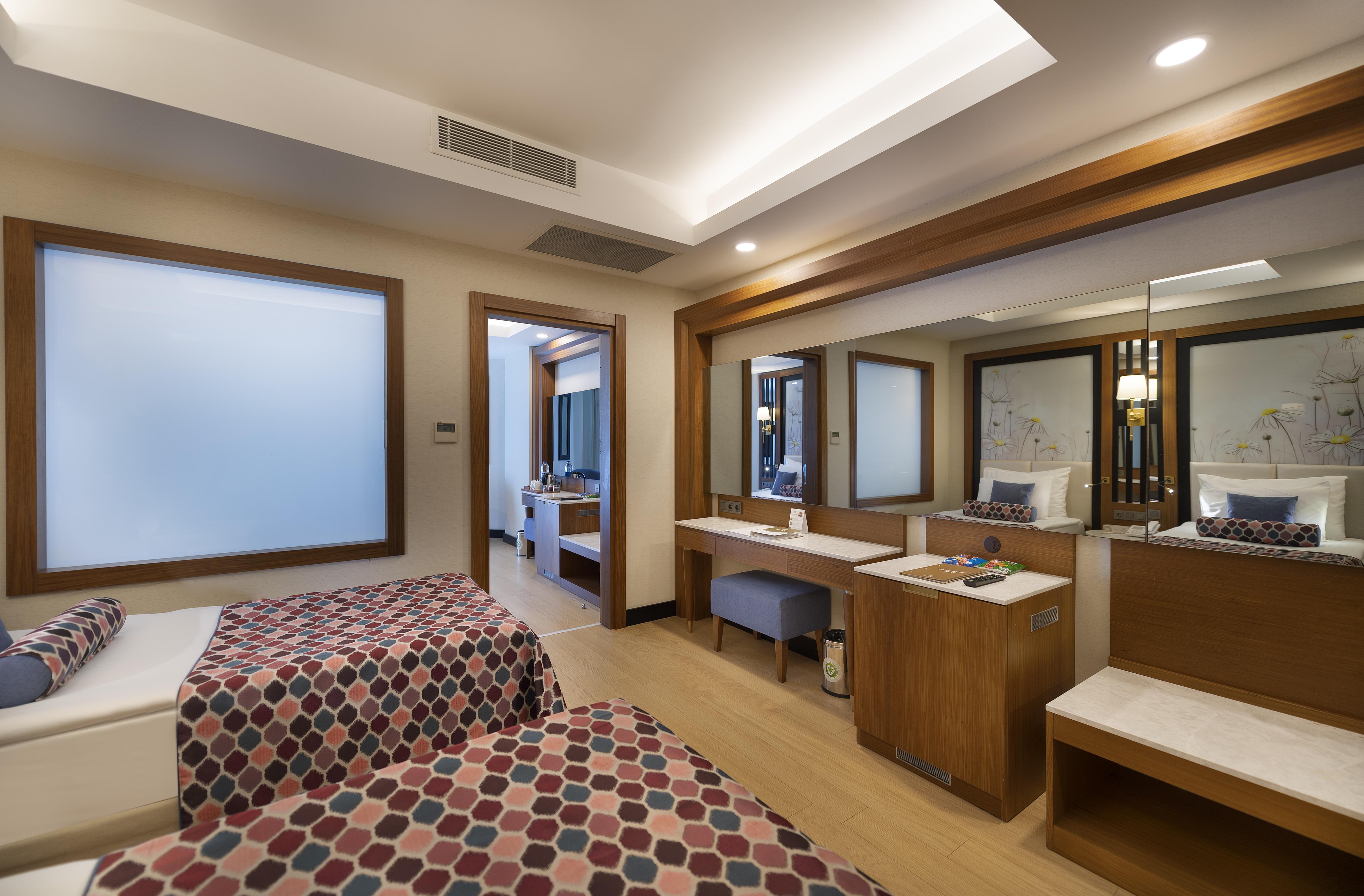 En az 3 yetişkin, En fazla 4 yetişkin + 1 bebek (0-2 yaş) veya 3 yetişkin + 1 çocuk + 1 bebek (0-2 yaş).